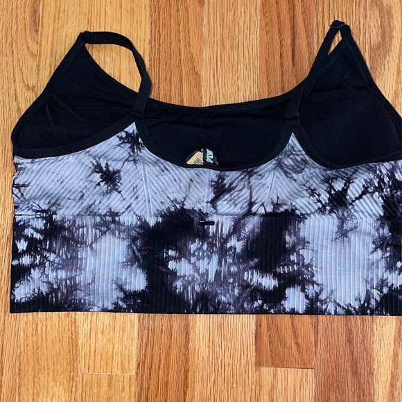 Victoria’s Secret PINK Seamless Lightly Lined Sports Crop - Picture 6 of 8